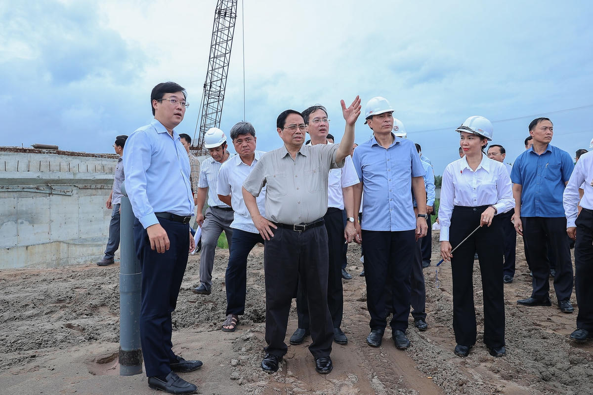 Thủ tướng kiểm tra công trường, chỉ đạo thông tuyến 2 dự án cao tốc tại ĐBSCL vào 19/12/2025- Ảnh 7.
