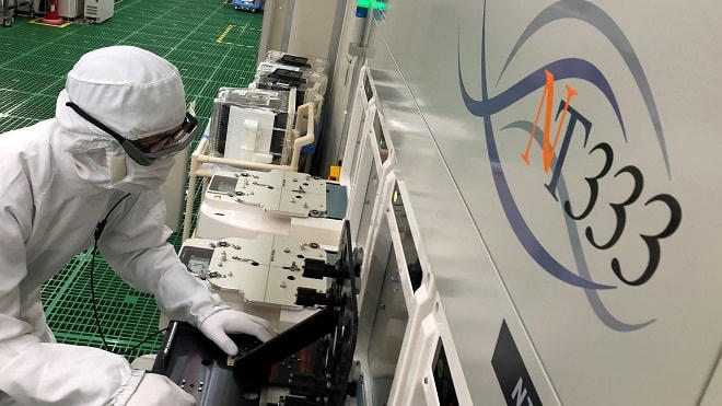 Kỹ sư sửa máy từ xa thông qua kính thông minh