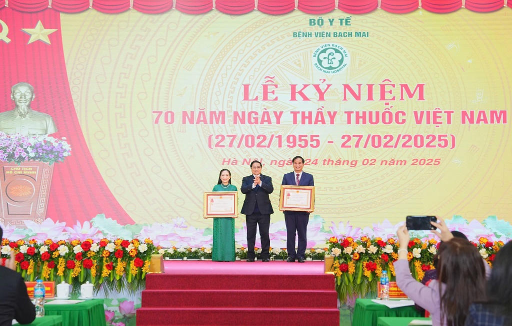 PGS.TS Đào Xuân Cơ - Giám đốc Bệnh viện và TS.BS Nguyễn Thị Mai Ngọc - Viện Tim mạch vinh dự đón nhận Huân chương lao động hạng ba vì những đóng góp to lớn cho sự phát triển của ngành y tế.