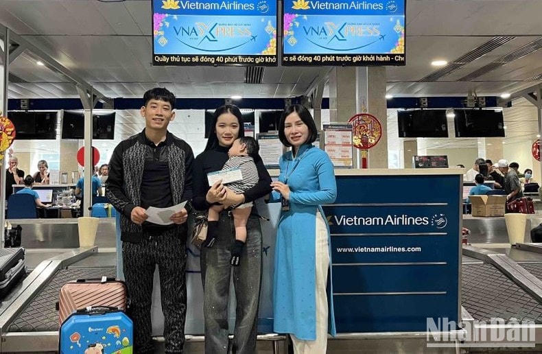 Những công việc lặng thầm phía sau chuyến bay chở “Tết”