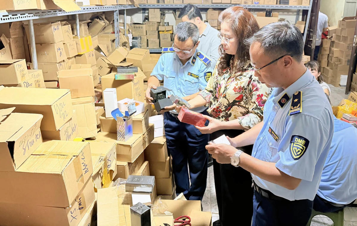 Lực lượng QLTT thành phố Hà Nội kiểm tra kho mỹ phẩm, nước hoa nhập lậu tại 64 Hàng Giấy.