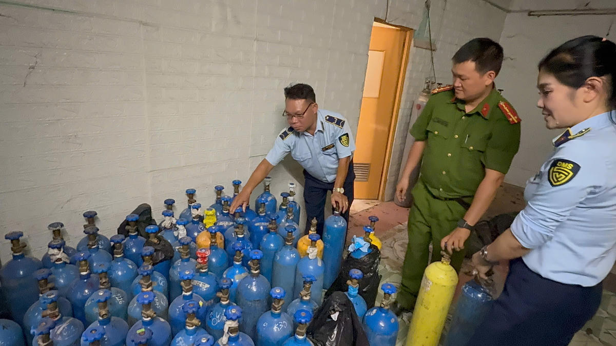 Lực lượng chức năng kiểm tra hàng trăm bình khí N2O không rõ nguồn gốc.