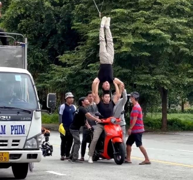 Sở Văn hóa sẽ làm việc với Quốc Cơ, Quốc Nghiệp về video biểu diễn chồng đầu đi xe máy