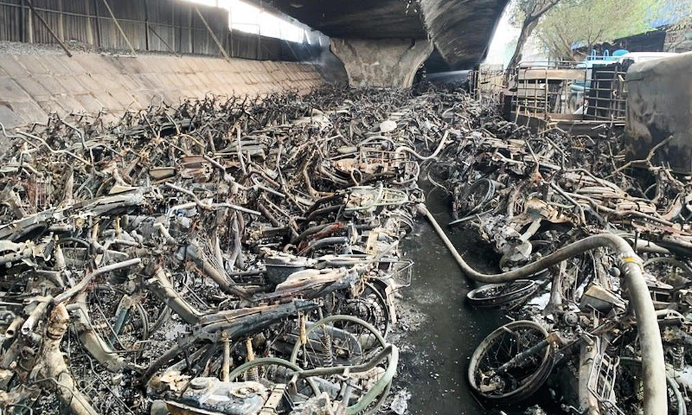 Vụ cháy tại bãi trông giữ xe dưới gầm cầu Vĩnh Tuy đã thiêu rụi hàng trăm xe máy.