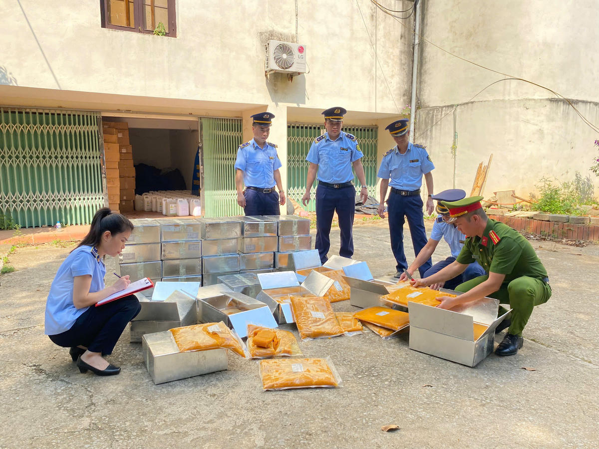 Lực lượng chức năng tiến hành kiểm tra.