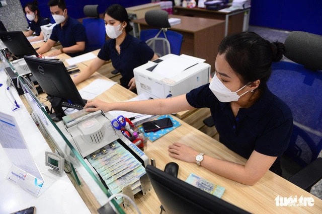 Tiền người dân gửi ngân hàng liên tục tăng kỷ lục