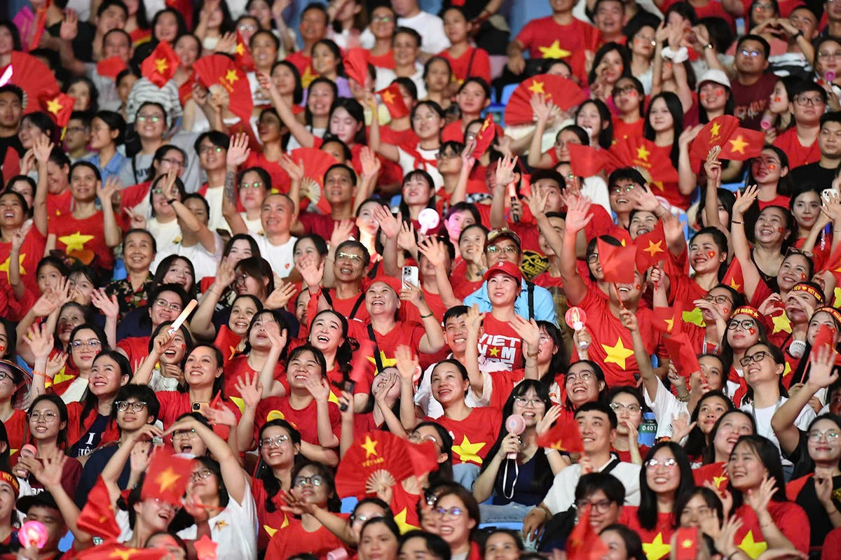 Khán giả bùng cháy và thưởng thức những tiết mục đặc sắc.