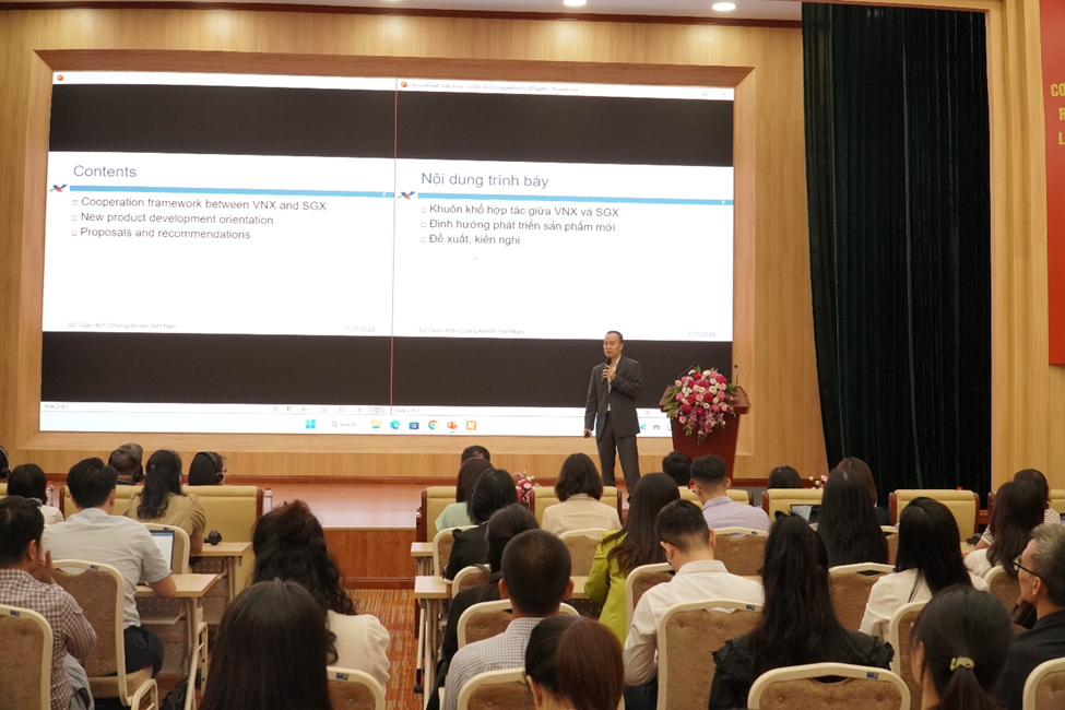 Ông Nguyễn Quang Thương - Phó Tổng Giám đốc VNX trình bày tại Hội thảo.