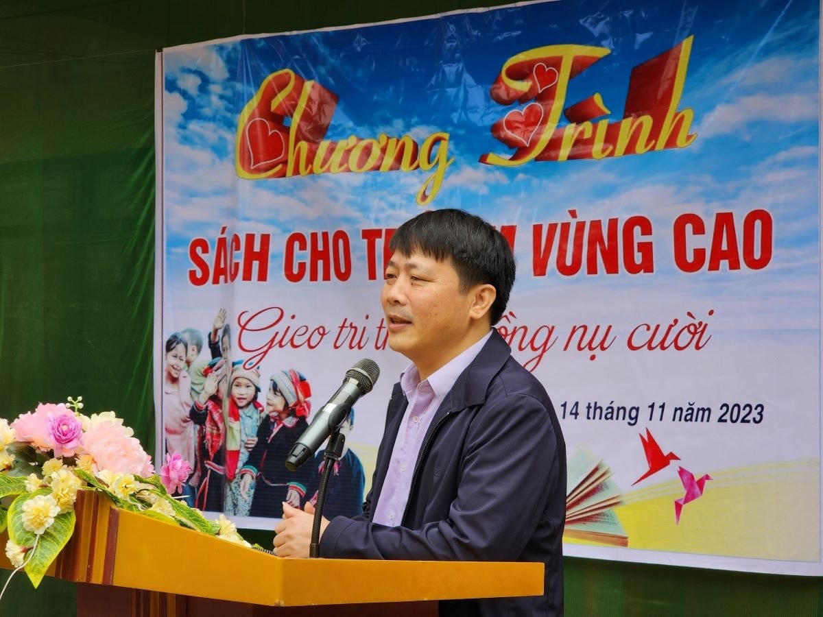 Trao sách và áo ấm cho học sinh vùng cao Thanh Hoá