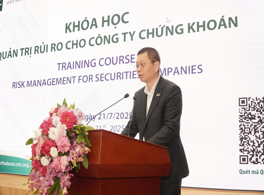 Ông Tan Boon Gin - Tổng Giám đốc Công ty Quản lý Thị trường – SGX phát biểu tại chương trình đào tạo. Ảnh: TTTT.