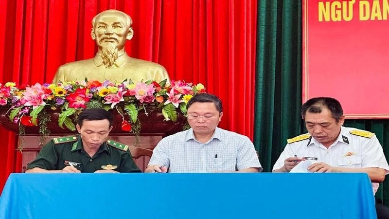 Bàn giao các ngư dân chìm tàu cho cơ quan chức năng, chính quyền địa phương