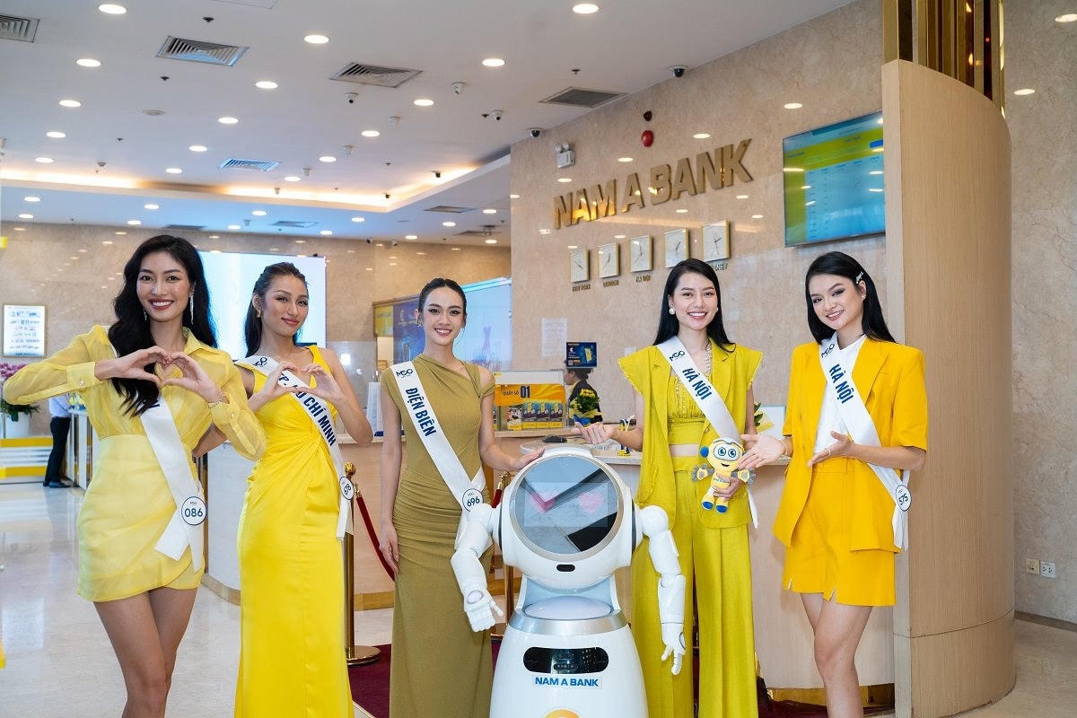 Thí sinh Miss Cosmo VietNam trải nghiệm tiện ích vượt trội tại một ngân hàng