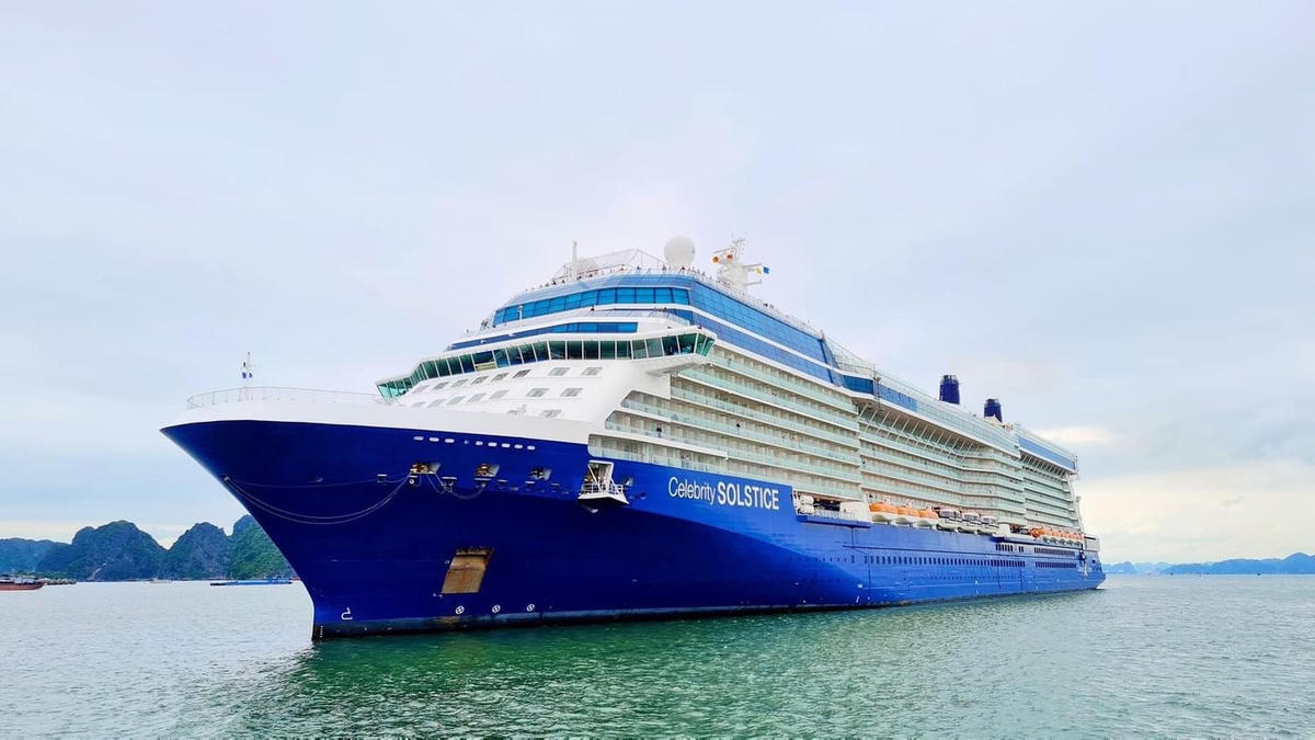 Hạ Long đón 2 siêu tàu biển hạng sang