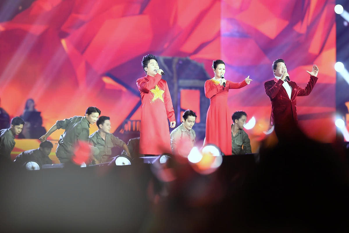 Nhiều ca khúc hát về quê hương đã được các ca sĩ thể hiện trong chương trình.