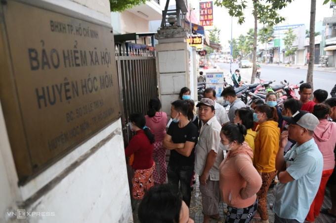Người dân chờ rút bảo hiểm xã hội một lần tại TP HCM, ngày 11/4.