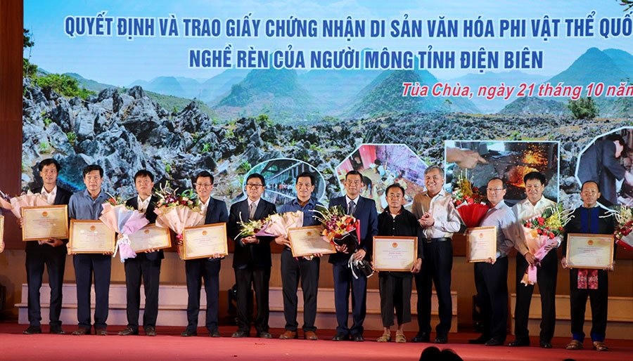 Độc đáo nghề rèn của người Mông