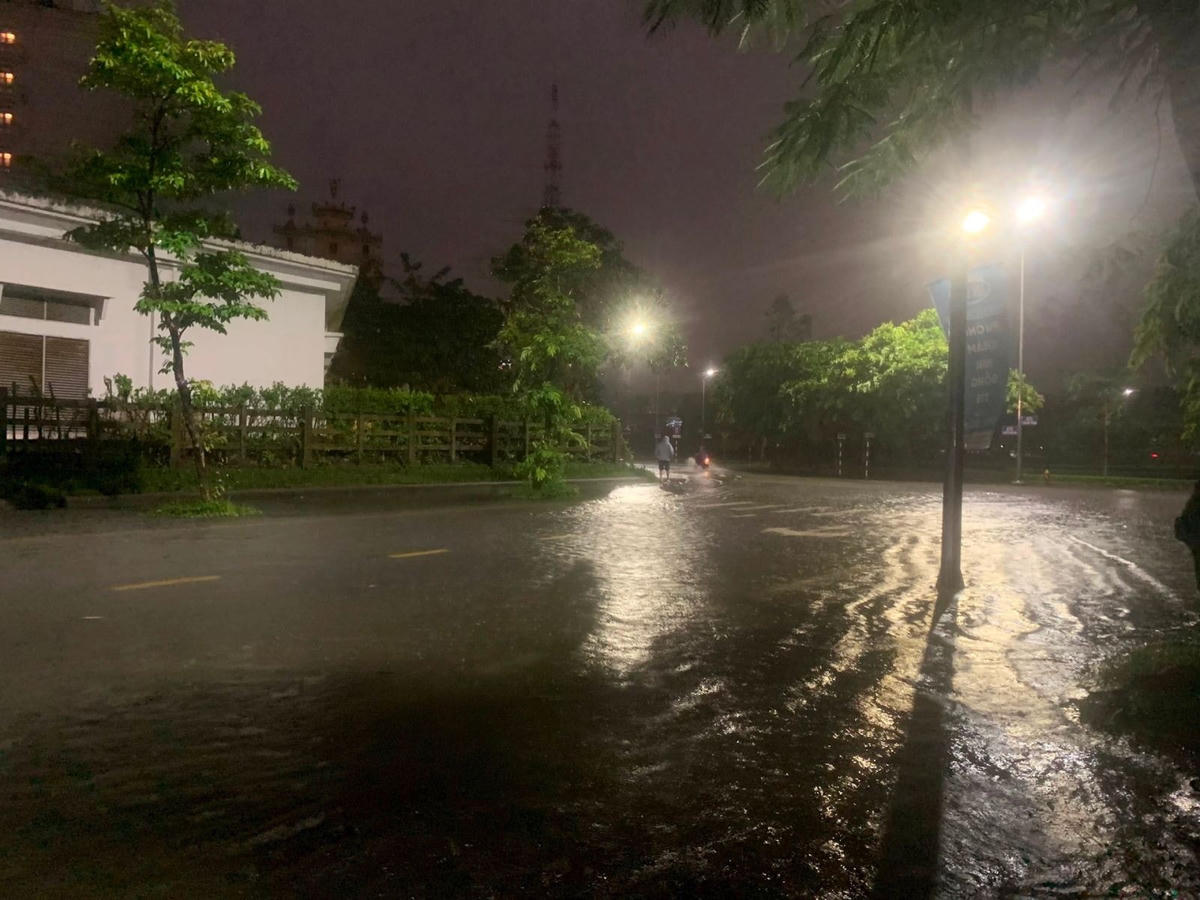 Mưa lớn, nước lên nhanh, nhiều tuyến đường ở Huế ngập nặng