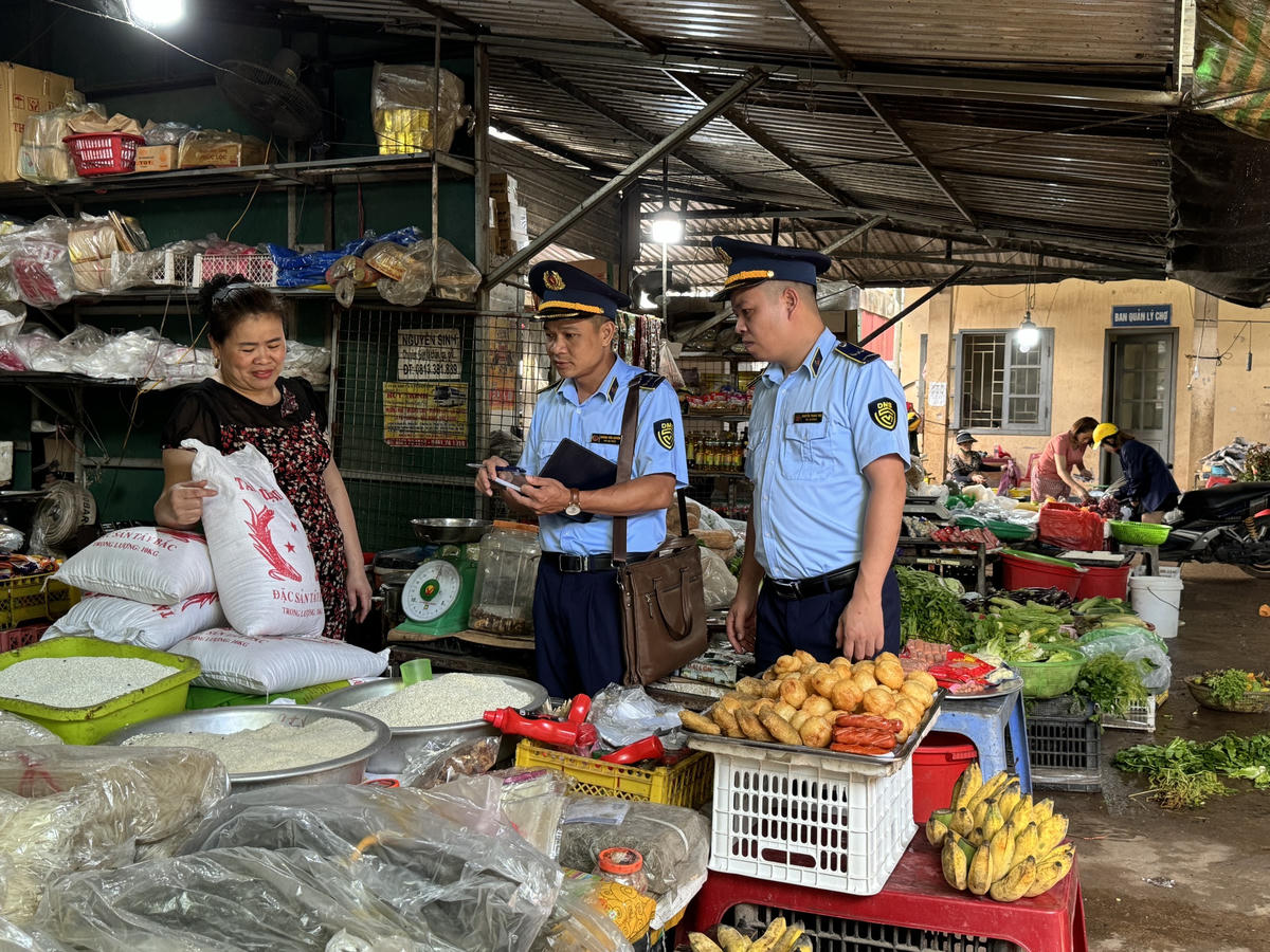 Chi cục QLTT tỉnh Điện Biên kiên quyết đấu tranh phòng, chống buôn lậu, gian lận thương mại.