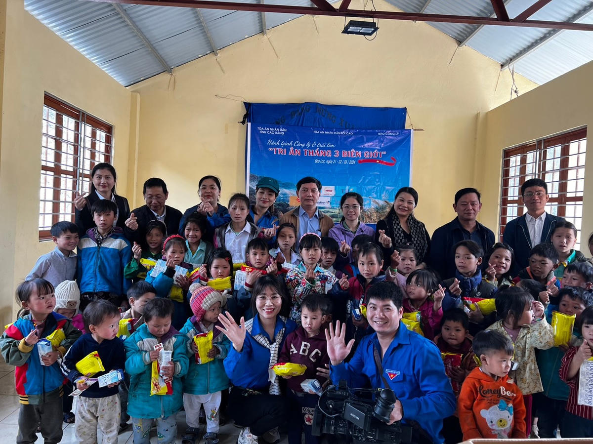 Gen Z tại Startup công nghệ: Chào cờ, hát Quốc ca và xem phim cách mạng