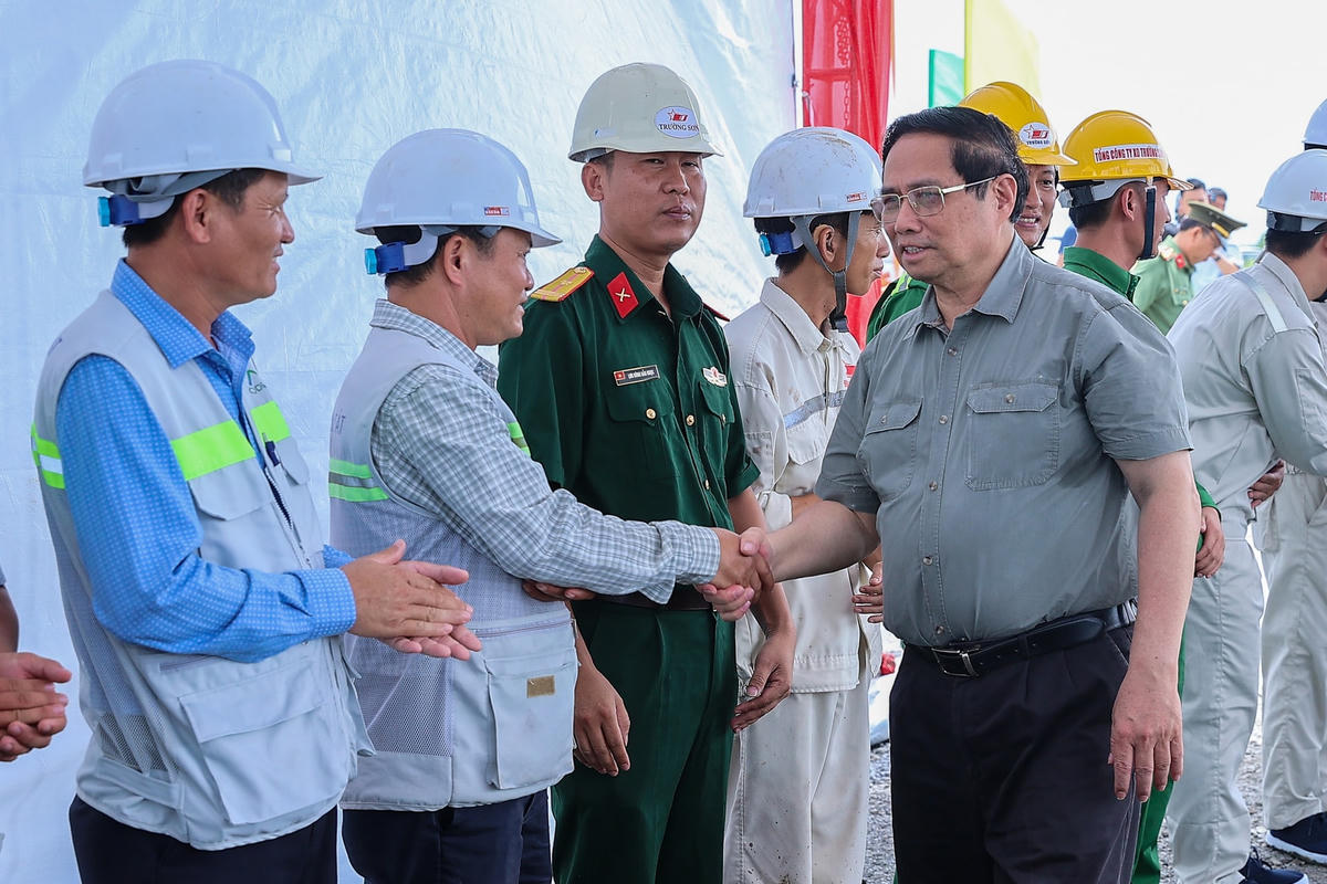 Thủ tướng kiểm tra công trường, chỉ đạo thông tuyến 2 dự án cao tốc tại ĐBSCL vào 19/12/2025- Ảnh 1.