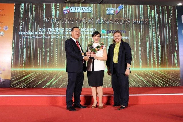 Provimi Việt Nam nhận giải thưởng Doanh nghiệp FDI sản xuất thức ăn chăn nuôi bổ sung tốt nhất” tại Vietstock 2023