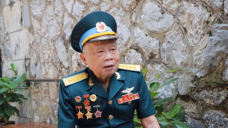 Có một tiểu đoàn về tiếp quản thủ đô, ai cũng mang theo... chổi