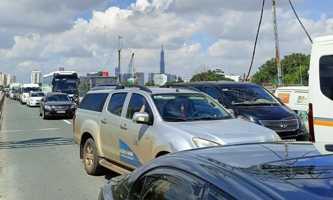 Cao tốc TP HCM - Long Thành tắc hơn 3 km sau vụ cháy ôtô