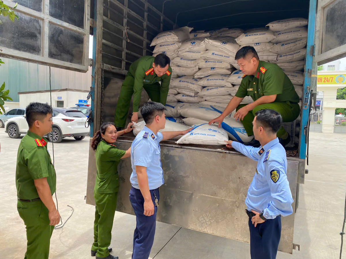 Lực lượng chức năng tiến hành kiểm tra hàng hoá.