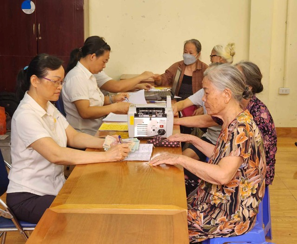 Người từ 75 tuổi không có lương hưu được hưởng trợ cấp 500.000 đồng/tháng. Ảnh VGP