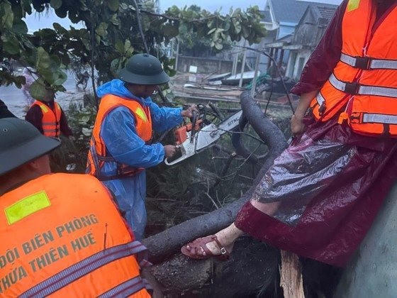Mưa lớn, nước lên nhanh, nhiều tuyến đường ở Huế ngập nặng
