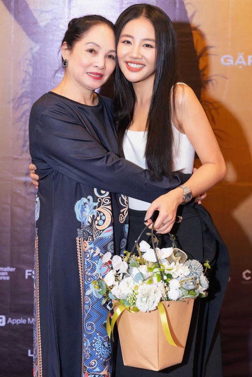 “Minh Tinh” của Văn Mai Hương đạt loạt thành tích ấn tượng