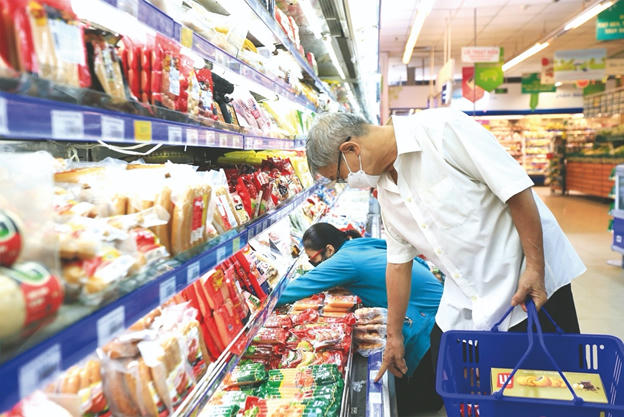 Theo chuyên gia kinh tế, người tiêu dùng hưởng lợi đầu tiên khi tiếp tục giảm thuế VAT.