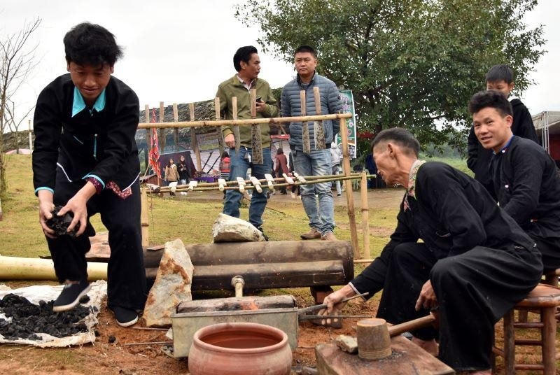 Độc đáo nghề rèn của người Mông