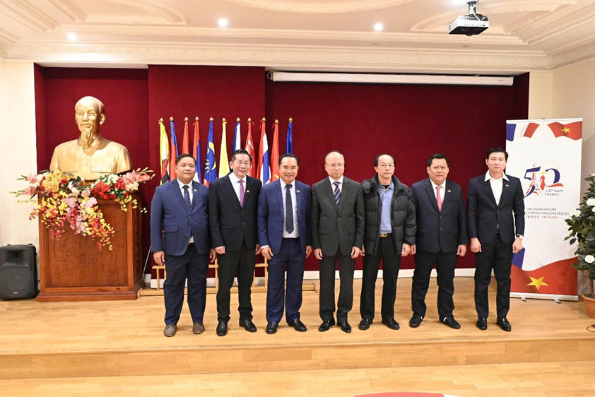 Đoàn công tác tỉnh Long An làm việc tại Pháp.