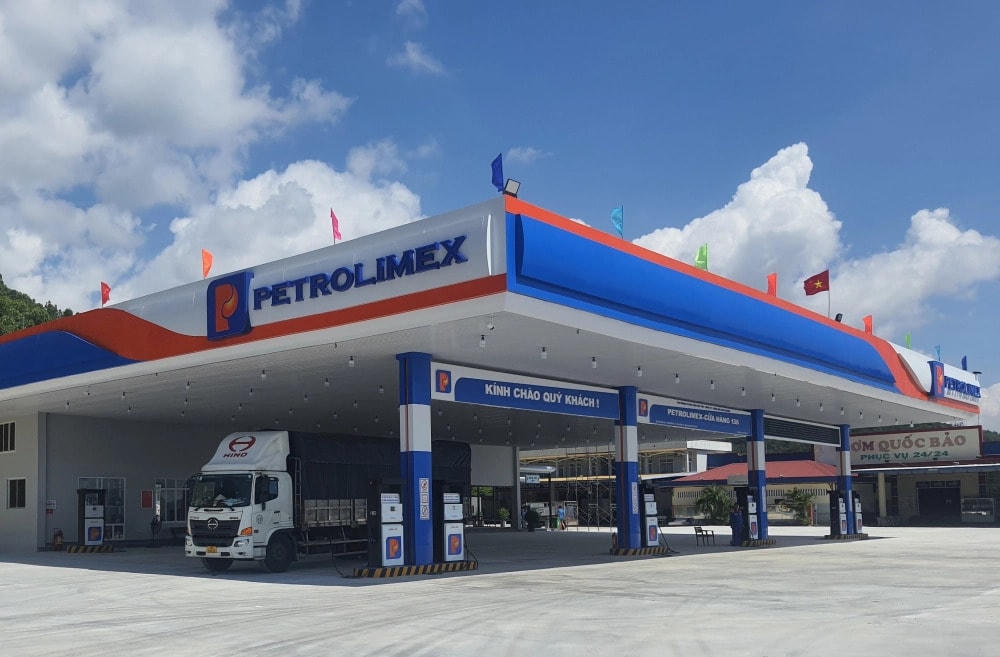 Giá xăng giảm mạnh, xăng RON95-III còn 23.135 đồng/lít