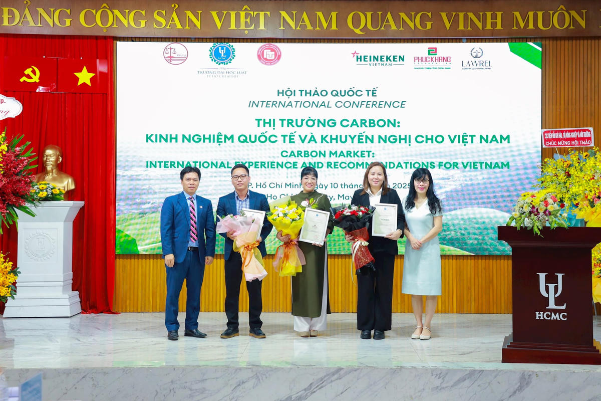 ban-to-chuc-trao-tang-hoa-va-thu-cam-on-den-cac-don-vi-tai-tro-.jpg