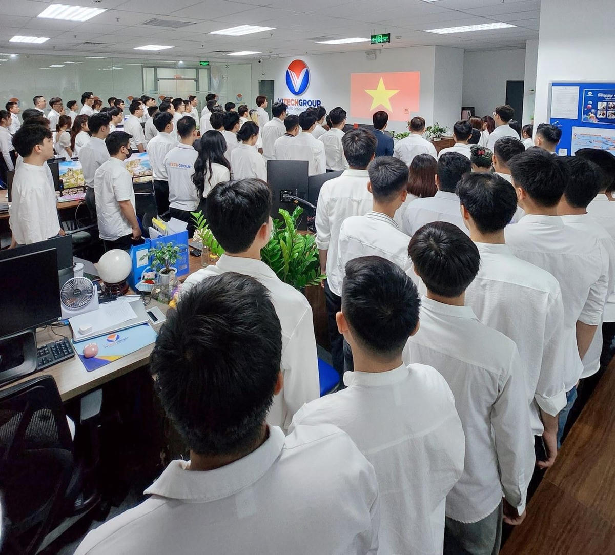 Gen Z tại Startup công nghệ: Chào cờ, hát Quốc ca và xem phim cách mạng