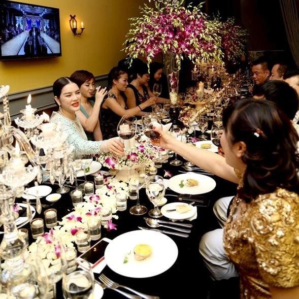 Lý Nhã Kỳ mở tiệc giáng sinh theo phong cách quý tộc
