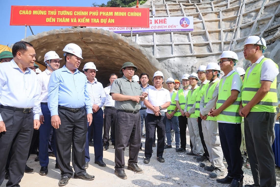 Thủ tướng kiểm tra tại hầm số 2 (Km 71) dự án cao tốc Đồng Đăng - Trà Lĩnh tại Bản Néng, xã Thụy Hùng, huyện Thạch An, tỉnh Cao Bằng, ngày 14/11/2024. Ảnh: VGP
