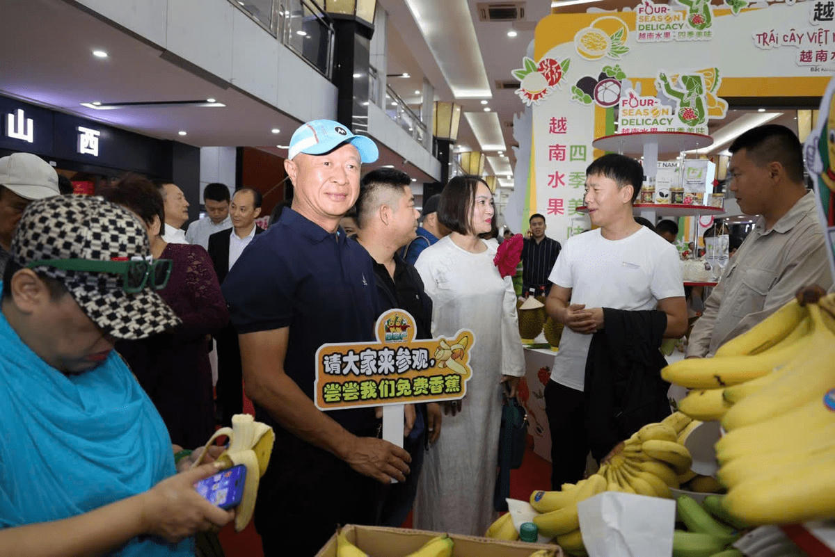 Ngay trong sáng 29/9, rất đông người tiêu dùng Trung Quốc tại thủ đô Bắc Kinh và những địa phương lân cận như Hồ Bắc, Thiên Tân… đã đến tham quan, trải nghiệm.