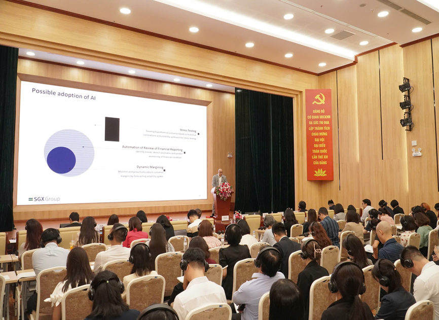 Chuyên gia SGX chia sẻ kinh nghiệm trong buổi đào tạo. Ảnh: TTTT.