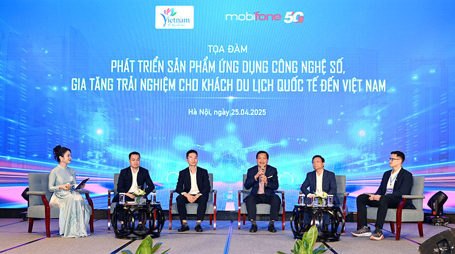 Các diễn giả trao đổi, thảo luận về phát triển sản phẩm ứng dụng công nghệ số, gia tăng trải nghiệm cho khách du lịch quốc tế đến Việt Nam. Ảnh: TITC