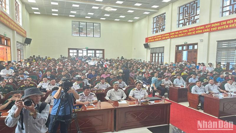 Bàn giao các ngư dân chìm tàu cho cơ quan chức năng, chính quyền địa phương