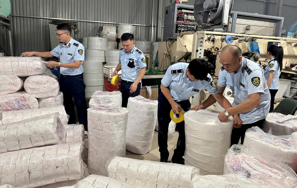 Kho tập kết bỉm giả bị lực lượng chức năng phát hiện.