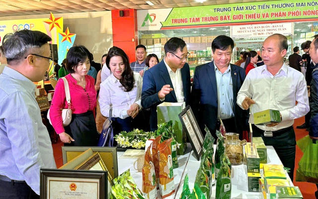 Trao công nhận làng nghề, chứng nhận sản phẩm OCOP Thành phố năm 2024- Ảnh 1.