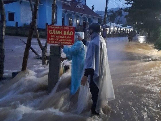 Mưa lớn, nước lên nhanh, nhiều tuyến đường ở Huế ngập nặng