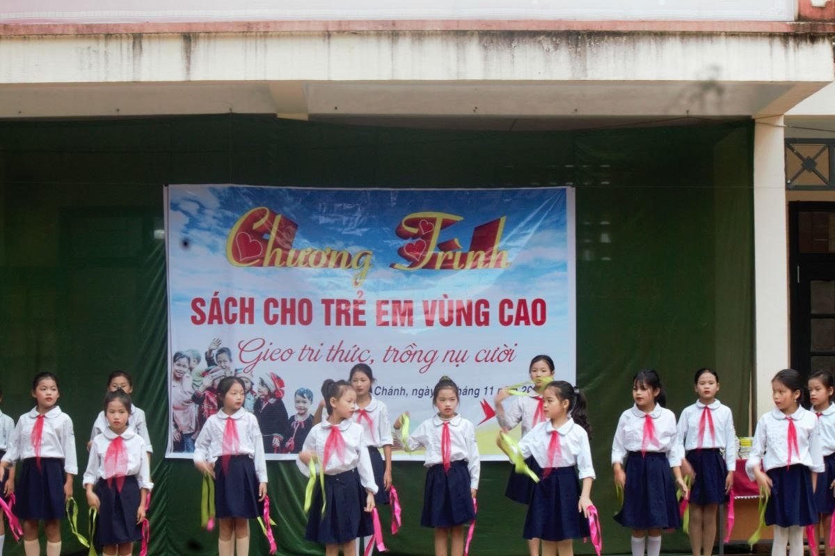 Trao sách và áo ấm cho học sinh vùng cao Thanh Hoá