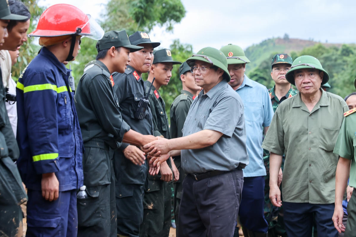 Thủ tướng tới Điện Biên, thăm hỏi người dân, chỉ đạo khắc phục hậu quả thiên tai nặng nề- Ảnh 10.
