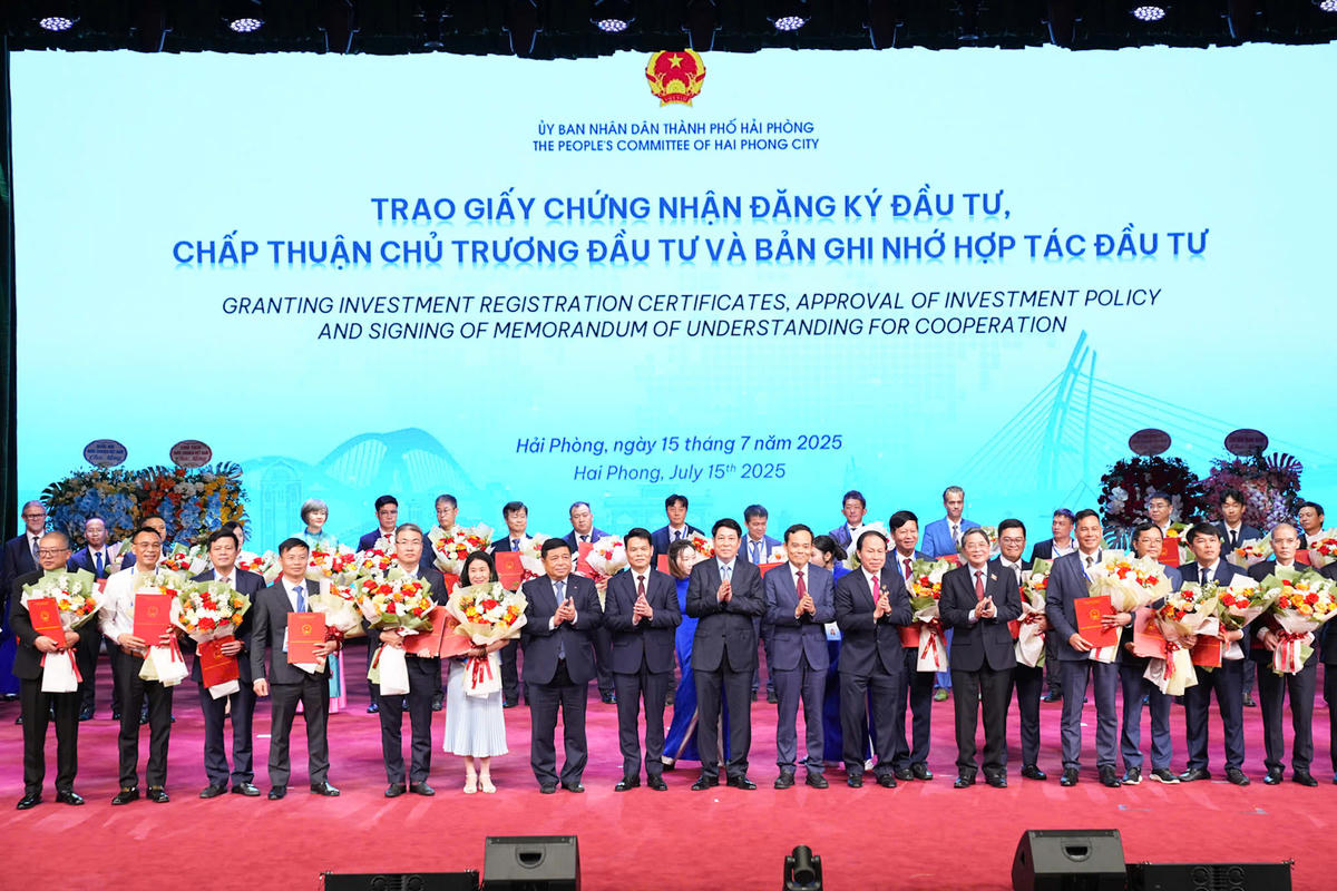 Lễ trao Giấy chứng nhận đăng ký đầu tư và các Biên bản ghi nhớ hợp tác đầu tư với tổng số vốn đăng ký lên tới 15,5 tỷ USD.