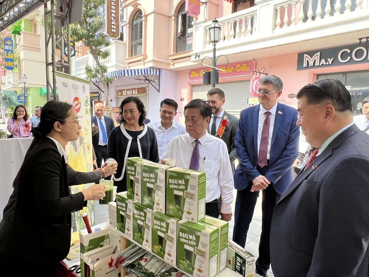 Hội chợ có quy mô 300 gian hàng với trên 150 doanh nghiệp tham gia.